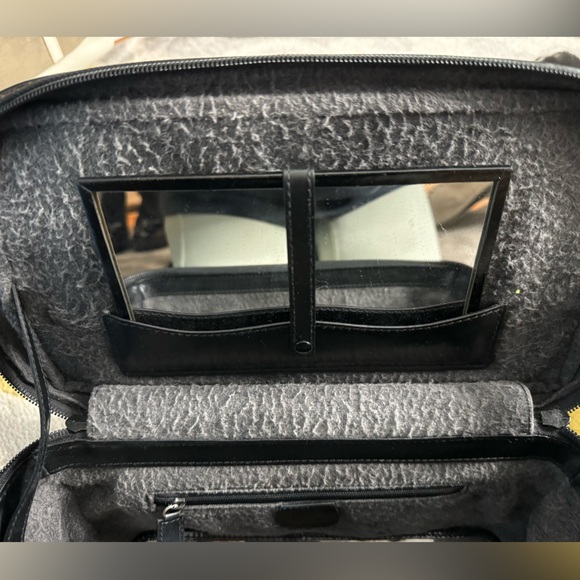 Vintage Gucci travel/makeup case with COA - Picture 7 of 11